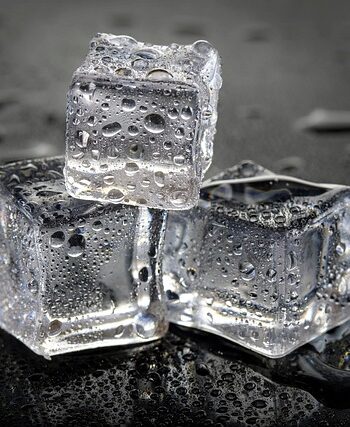 The importance of ice in cocktails with clear cubes and spheres