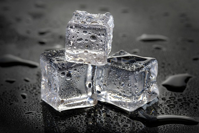 The importance of ice in cocktails with clear cubes and spheres